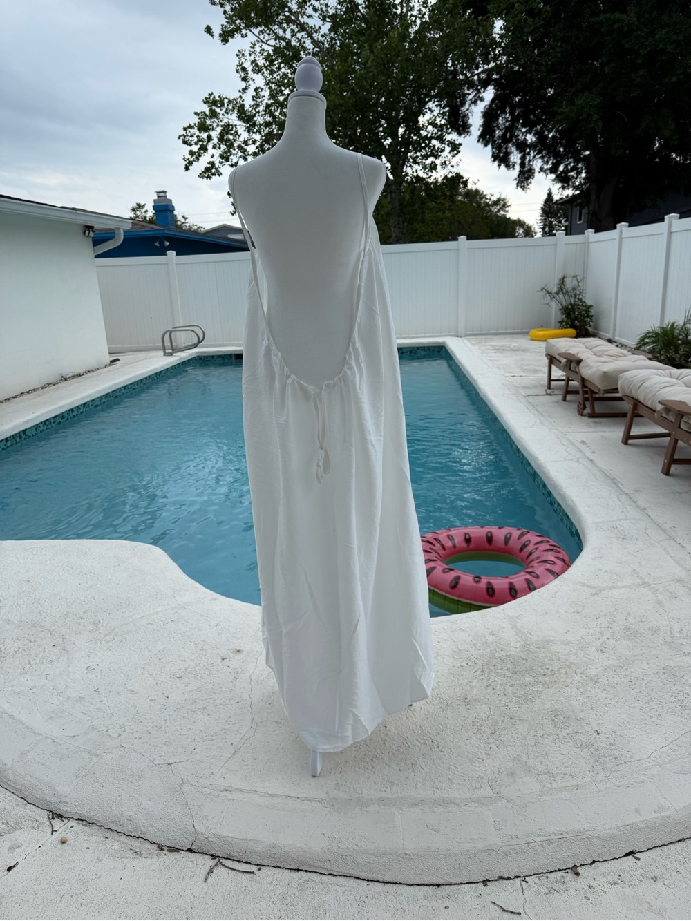 Backless White Spaghetti-Strap Maxi Dress - Beach-Ready Style - Picture 4 of 4